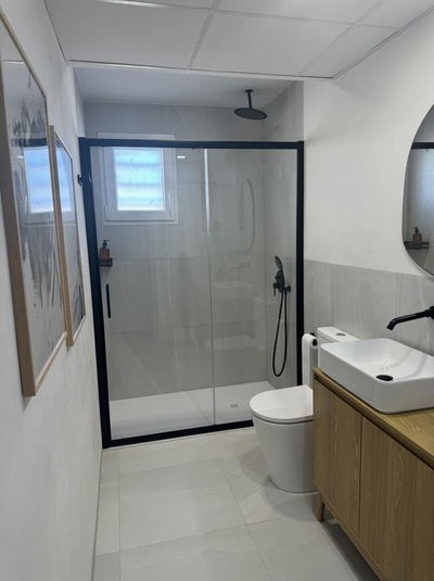 Mampara Bella negra instalada en baño reformado