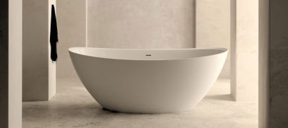 Bañera exenta blanca en baño moderno