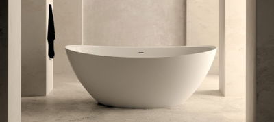 Bañera exenta blanca en baño moderno