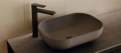 Lavabo sobre encimera de porcelana blanca
